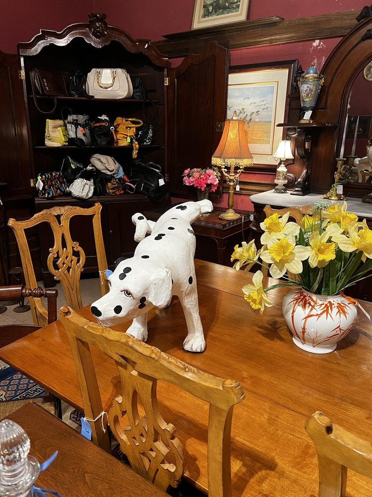 Robert’s Antiques & Wine Store Logo