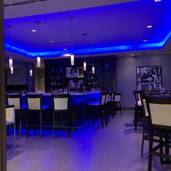 Johnny's Italian Steakhouse - Bar area