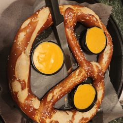 Checkers II - Big pretzel with cheese