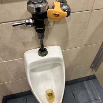 Buffalo Wild Wings - Nasty urinals.  Nice smeilling urinal cakes to prevent it from smelling bad but you can still see the filth - Chicken Wings Near Me - Grapevine, Texas