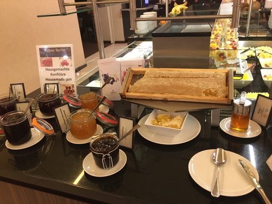 Foto zu Hilton Berlin - Berlin, Deutschland. Fresh honeycomb