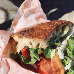 Encke & Duers - Sandwich med kalkunbryst. Sprød bacon og lækkert surdejsbrød.