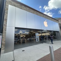 Exterior photo of Apple Store - Main Place - Naperville, Illinois Exterior photo of Apple Store - Main Place - Naperville, Illinois