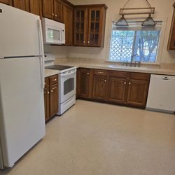 Rent Right Management Solutions - Move out photos of property they charged an additional cleaning fee after my cleaners.