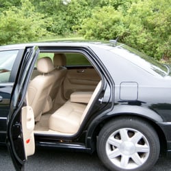 Bella Luxury Limousine - Our Luxury Sedans can accommodate upto 3 passengers with luggage