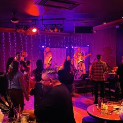 Harry's Night Club & Beach Bar - Rock 'n rollers on stage