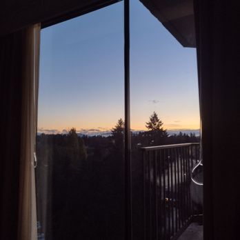 DoubleTree by Hilton Hotel Seattle Airport - Sunrise - Hotels Near Me - Seattle, Washington