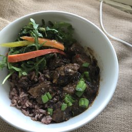 Jerk saytan, greens, seasoned rice