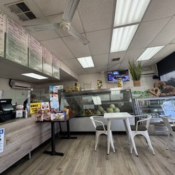 Tropical Oasis All Natural Juice Bar - Cute space. Good for a few people to eat. Not a lot of space but it looks better than before.