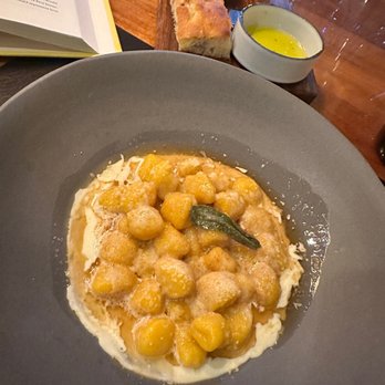 Nocciola - Nocciola in Ojai Gnocchi -
Kabocha squash pillows, piave fondue, sage, brown-butter - Italian Near Me - Ojai, California Nocciola - Nocciola in Ojai Gnocchi -
Kabocha squash pillows, piave fondue, sage, brown-butter - Italian Near Me - Ojai, California