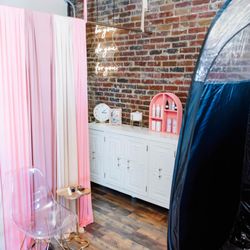 Luxe Glow Bronzing Bar - Inside the studio.