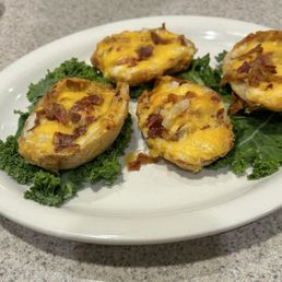 Potato skins , with bacon , cheese and sour cream on the side Potato skins , with bacon , cheese and sour cream on the side