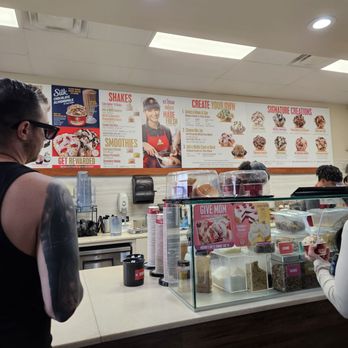 Cold stone Creamery - Inside - Ice Cream & Frozen Yogurt Near Me - Davenport, Florida