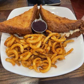 Honey-Jam Cafe - Monte Cristo Sandwich with curly fries - Breakfast & Brunch Near Me - Arlington Heights, Illinois