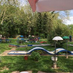 Brunhilde Hiller Minigolf-Platz - Neben Minigolf kann auch Tischtennis gespielt werden