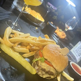 Bronzeville Winery - Bronzeville signature burger - New American Near Me - Chicago, Illinois Bronzeville Winery - Bronzeville signature burger - New American Near Me - Chicago, Illinois