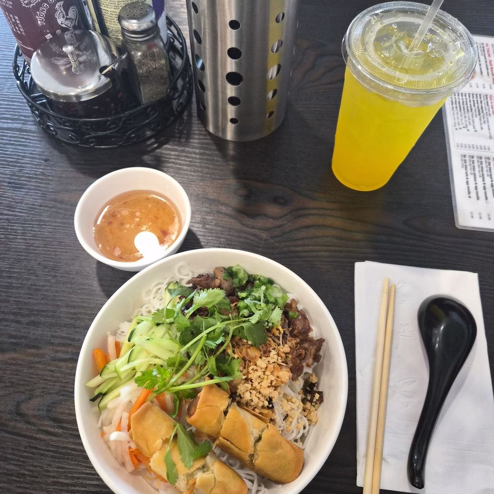 Pho Saigon - Mango drink and charbroiled pork vermicelli salad - Vietnamese Near Me - Fontana, California Pho Saigon - Mango drink and charbroiled pork vermicelli salad - Vietnamese Near Me - Fontana, California