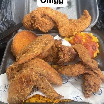 Sundays Eatery - Fried chicken wings with Mac and rice - Soul Food Near Me - Miami Gardens, Florida