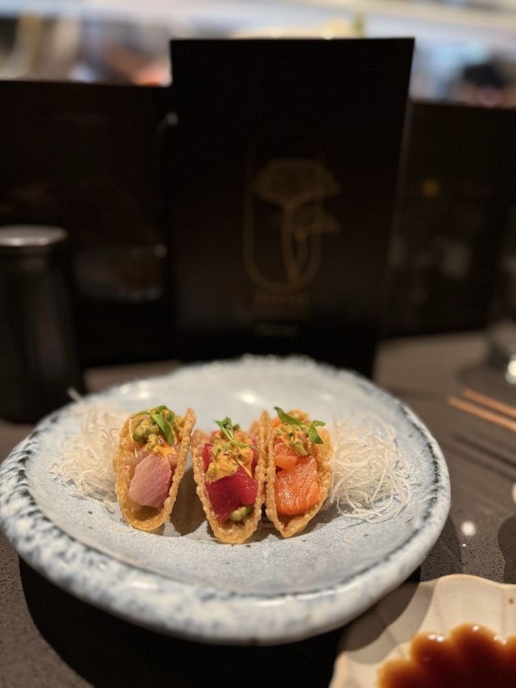 Zumi Modern Sushi Logo