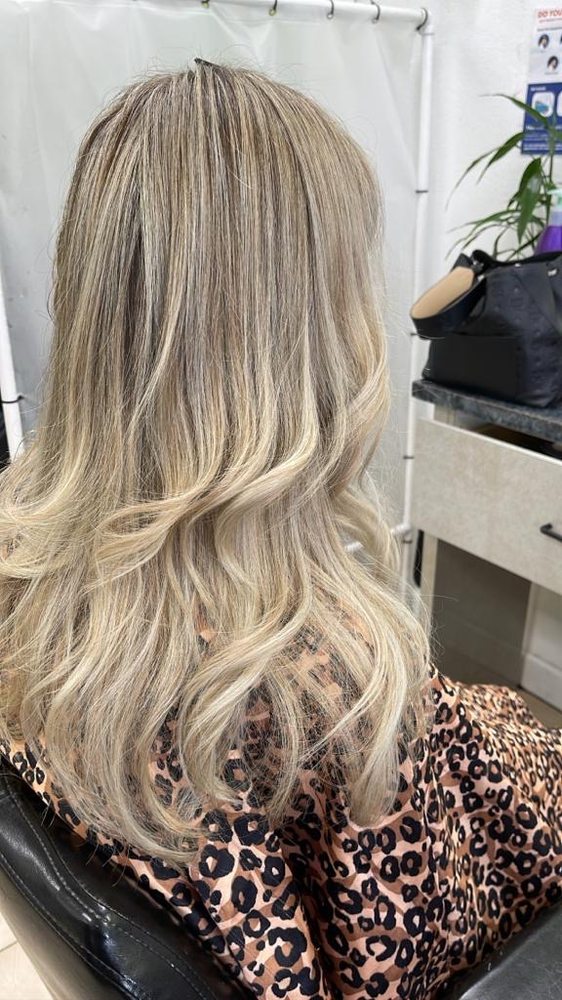 Pedro's Hairstyling Image