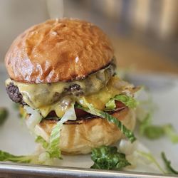 Tessa Delicatessen - Burger