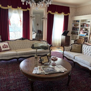5th & Main - The downstairs library, with books, games and puzzles. - Bed & Breakfast Near Me - Rio Vista, California