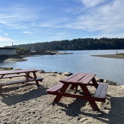 Taqueria El Guero - Picnic area with water views