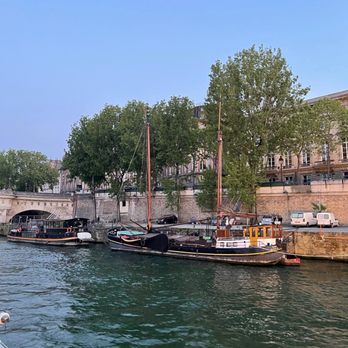 Vedettes du Pont Neuf - Cute house boat - Boat Charters Near Me - Paris, 75 Vedettes du Pont Neuf - Cute house boat - Boat Charters Near Me - Paris, 75