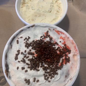 Guernsey Crest - Peanut butter swirl Sunday and banana pudding ice cream - Ice Cream & Frozen Yogurt Near Me - Paterson, New Jersey