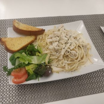Baretto Caffe - Chicken Alfredo Fettuccini  Delicious! - Cafes Near Me - Toronto, Ontario