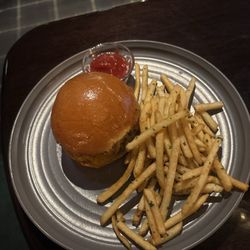 The Graduate Homestead Room - Burger