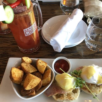 Hunters Landing - Classic eggs Benedict with the landing cure - Comfort Food Near Me - Toronto, Ontario Hunters Landing - Classic eggs Benedict with the landing cure - Comfort Food Near Me - Toronto, Ontario