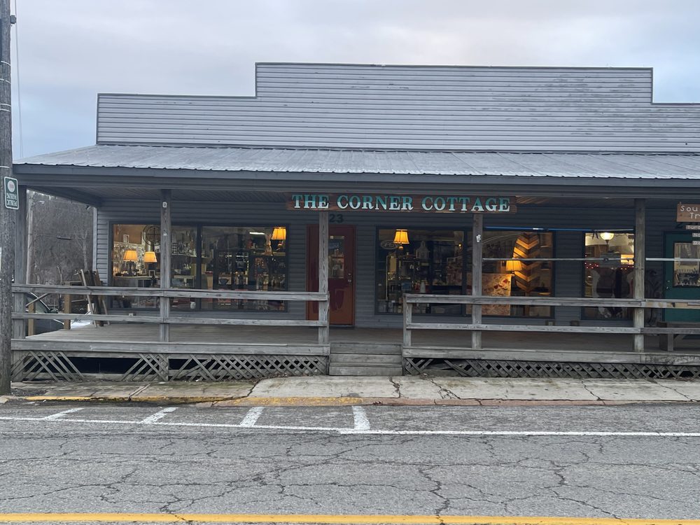 THE CORNER COTTAGE Updated August 2024 223 E Main St, Hardy