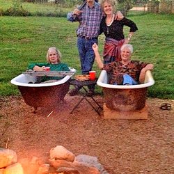Covered Wagon B&B Guesthouse - star gazing tubs with pillows, quilts