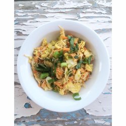 Gupu Gård - Sommeren- Kald, vegansk risnuddelsalat med Thai basilikum, chili og ingefær. Nam
