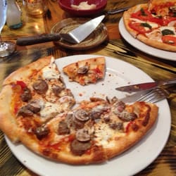 Riondo's Ristorante - Mmm mmm  . . . pidzzah!
