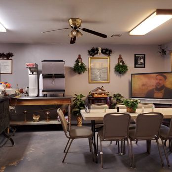 Big Daddy's Real Pit Bar B Que - Inside feels like a home or a funeral parlor or hospital visitation room? You decide - Barbeque Near Me - Enterprise, Alabama