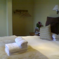 The Ship Hotel - comfy, understated neutral room decor @ the 3 star Ship