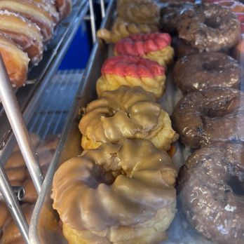 Simone's Donuts - French Cruller!! Not many place make these anymore because of the cost. These are my favorite!! - Donuts Near Me - Long Beach, California
