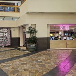 Hawaii's Finest Clothing at Windward Mall - Storefront