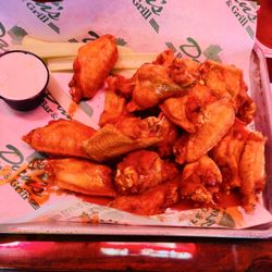 Dan's Bar and Grill - Wings