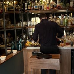 Demi - Open area bar