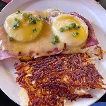 The Breakfast Club and Pub - Eggs Benedict - American Near Me - La Crosse, Wisconsin