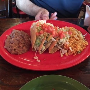 La Carreta Carnes Asadas - Crispy taco plate of pollo. - Mexican Near Me - Laredo, Texas