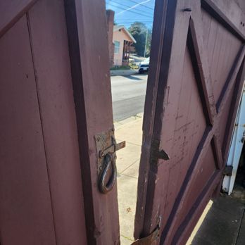 Martine Inn - Broken gate beside our door. We were afraid of unwelcome visitors climbing through. Hard to sleep at night - Bed & Breakfast Near Me - Pacific Grove, California Martine Inn - Broken gate beside our door. We were afraid of unwelcome visitors climbing through. Hard to sleep at night - Bed & Breakfast Near Me - Pacific Grove, California
