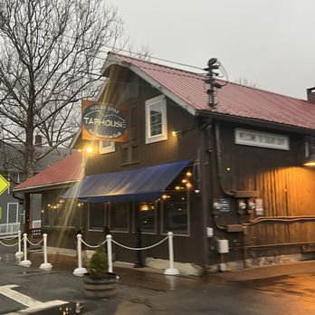 Sugar Loaf Taphouse - American Near Me - Sugar Loaf, New York