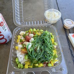 Regular bowl with white rice, tuna + salmon original blend and all the toppings Regular bowl with white rice, tuna + salmon original blend and all the toppings