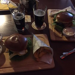 U Zlatého Bažanta - Hovězí burger s hranolkami a chilli burger z vepřové panenky