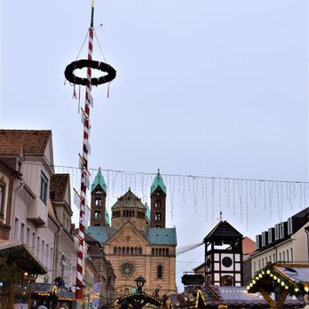 Weihnachts- und Neujahrsmarkt - Maibaum decorated for Christmas - Christmas Markets Near Me - Speyer, RP