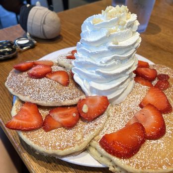 Eggs 'n Things Ko Olina - Fresh Strawberry Whipped Cream Pancakes - American Near Me - Kapolei, Hawaii Eggs 'n Things Ko Olina - Fresh Strawberry Whipped Cream Pancakes - American Near Me - Kapolei, Hawaii